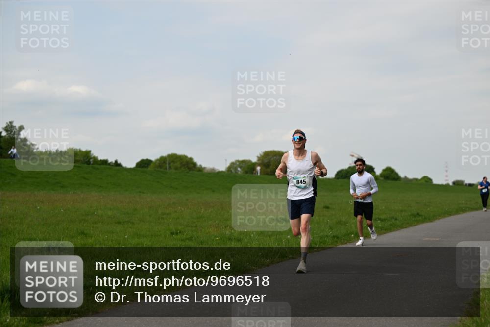 10.05.2026 - 8. Wedeler Halbmarathon Dr. Thomas Lammeyer http://msf.ph/oto/9696518 10.05.2026 11:25:09 Laufen 845 meine-sportfotos.de