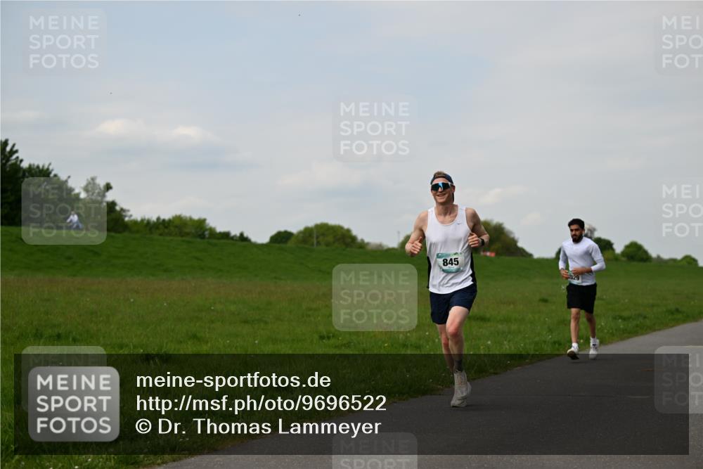 10.05.2026 - 8. Wedeler Halbmarathon Dr. Thomas Lammeyer http://msf.ph/oto/9696522 10.05.2026 11:25:10 Laufen 845, 029 meine-sportfotos.de