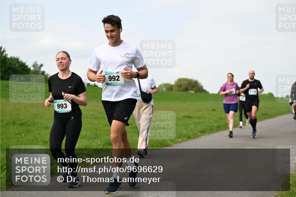 10.05.2026 - 8. Wedeler Halbmarathon Dr. Thomas Lammeyer http://msf.ph/oto/9696629 10.05.2026 11:25:48 Laufen 993, 992 meine-sportfotos.de