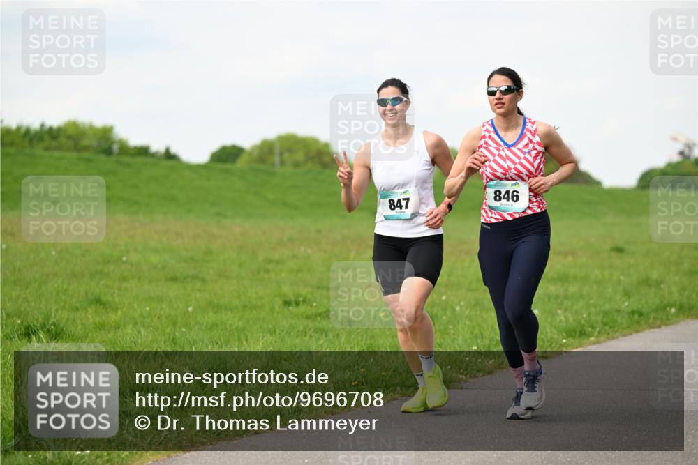 10.05.2026 - 8. Wedeler Halbmarathon Dr. Thomas Lammeyer http://msf.ph/oto/9696708 10.05.2026 11:26:07 Laufen 846, 847 meine-sportfotos.de