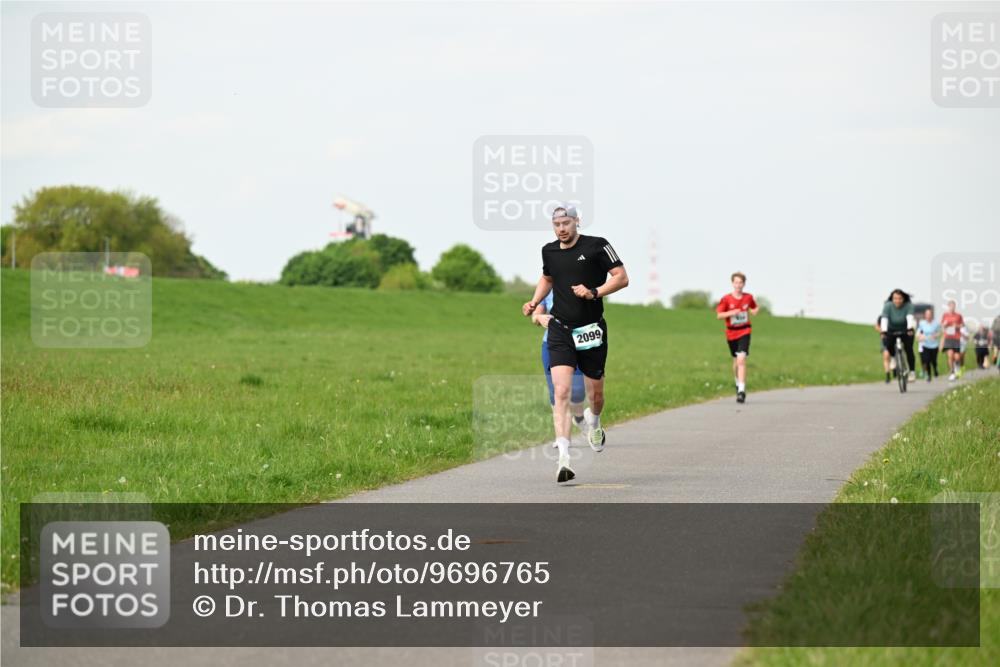 10.05.2026 - 8. Wedeler Halbmarathon Dr. Thomas Lammeyer http://msf.ph/oto/9696765 10.05.2026 11:26:27 Laufen 2099 meine-sportfotos.de