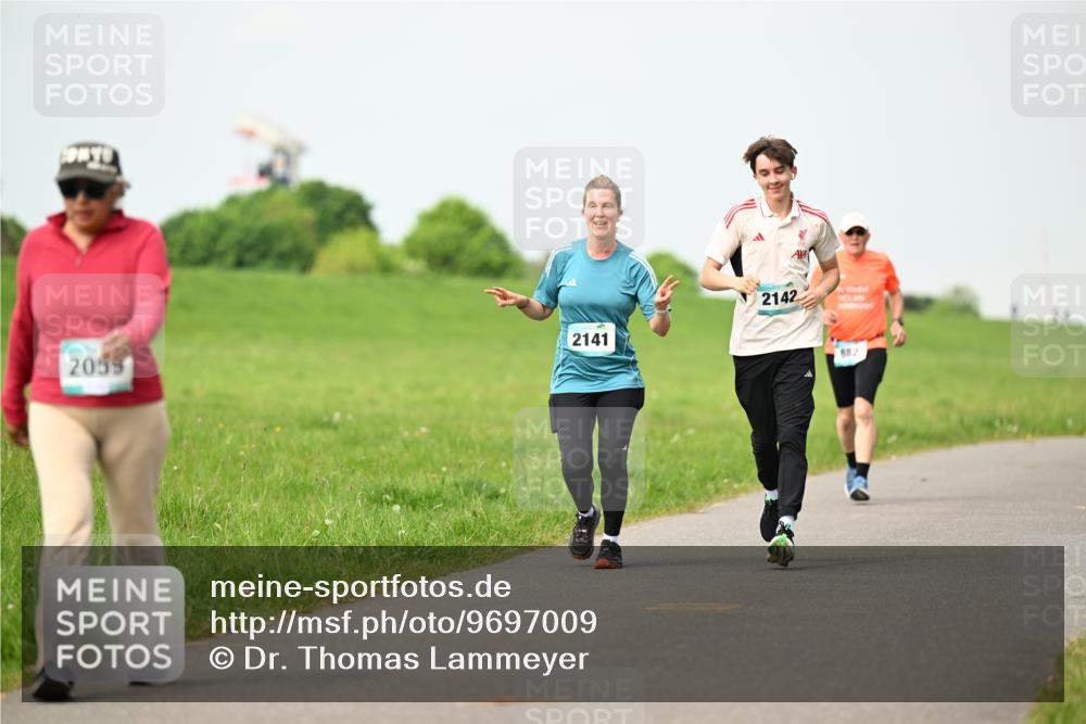 10.05.2026 - 8. Wedeler Halbmarathon Dr. Thomas Lammeyer http://msf.ph/oto/9697009 10.05.2026 11:27:34 Laufen 2059, 2141, 2142, 682 meine-sportfotos.de