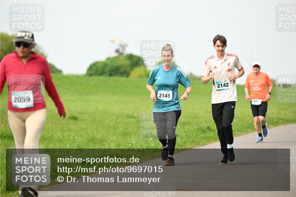 10.05.2026 - 8. Wedeler Halbmarathon Dr. Thomas Lammeyer http://msf.ph/oto/9697015 10.05.2026 11:27:36 Laufen 2141, 2059, 2142, 682 meine-sportfotos.de