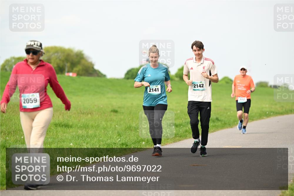 10.05.2026 - 8. Wedeler Halbmarathon Dr. Thomas Lammeyer http://msf.ph/oto/9697022 10.05.2026 11:27:37 Laufen 2141, 2059, 2142, 682 meine-sportfotos.de