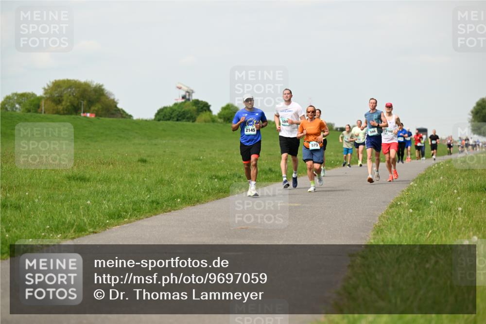 10.05.2026 - 8. Wedeler Halbmarathon Dr. Thomas Lammeyer http://msf.ph/oto/9697059 10.05.2026 11:27:54 Laufen 2145, 104, 573, 599, 2160 meine-sportfotos.de