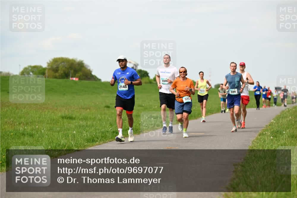 10.05.2026 - 8. Wedeler Halbmarathon Dr. Thomas Lammeyer http://msf.ph/oto/9697077 10.05.2026 11:27:56 Laufen 2145, 1046, 573, 1033, 599 meine-sportfotos.de