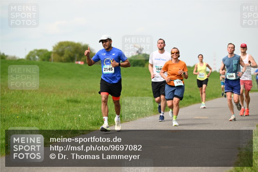 10.05.2026 - 8. Wedeler Halbmarathon Dr. Thomas Lammeyer http://msf.ph/oto/9697082 10.05.2026 11:27:57 Laufen 2145, 104, 573, 599 meine-sportfotos.de