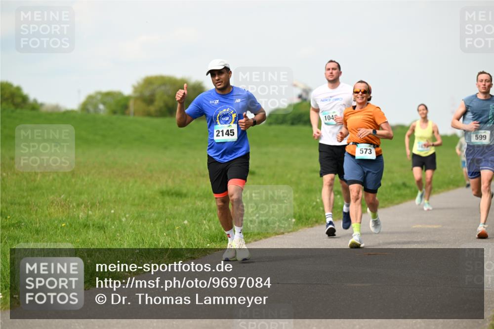 10.05.2026 - 8. Wedeler Halbmarathon Dr. Thomas Lammeyer http://msf.ph/oto/9697084 10.05.2026 11:27:57 Laufen 2145, 104, 573, 599 meine-sportfotos.de