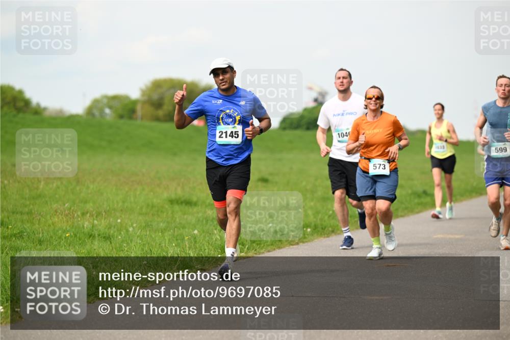10.05.2026 - 8. Wedeler Halbmarathon Dr. Thomas Lammeyer http://msf.ph/oto/9697085 10.05.2026 11:27:57 Laufen 2145, 104, 573, 599 meine-sportfotos.de