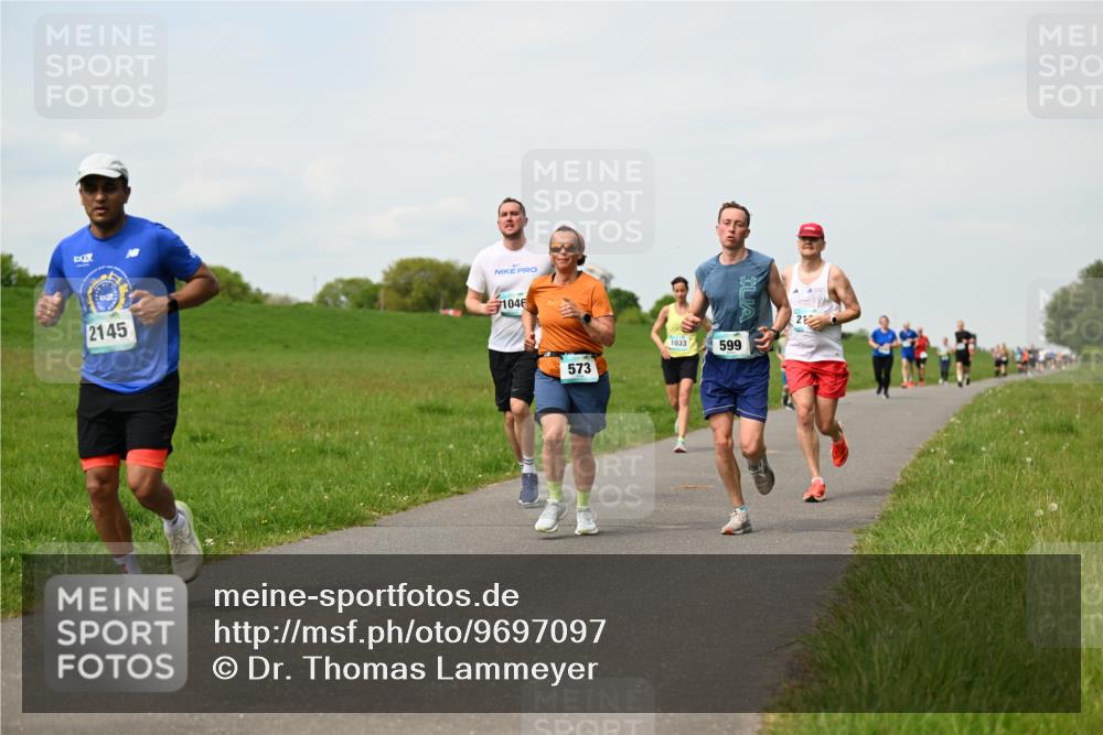 10.05.2026 - 8. Wedeler Halbmarathon Dr. Thomas Lammeyer http://msf.ph/oto/9697097 10.05.2026 11:27:59 Laufen 2145, 1046, 573, 1033, 599 meine-sportfotos.de