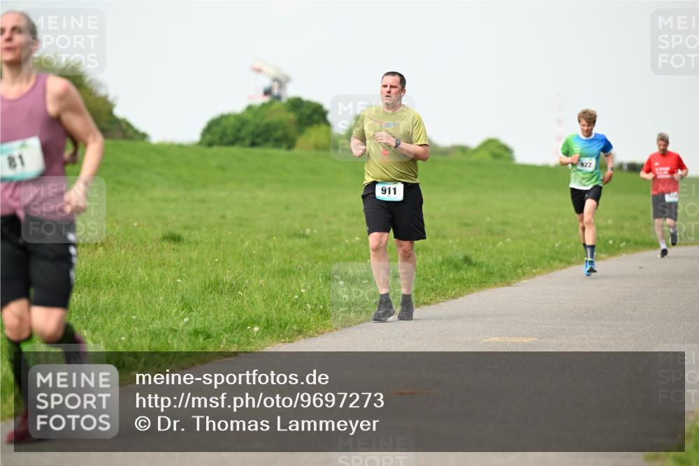 10.05.2026 - 8. Wedeler Halbmarathon Dr. Thomas Lammeyer http://msf.ph/oto/9697273 10.05.2026 11:28:35 Laufen 911, 922 meine-sportfotos.de