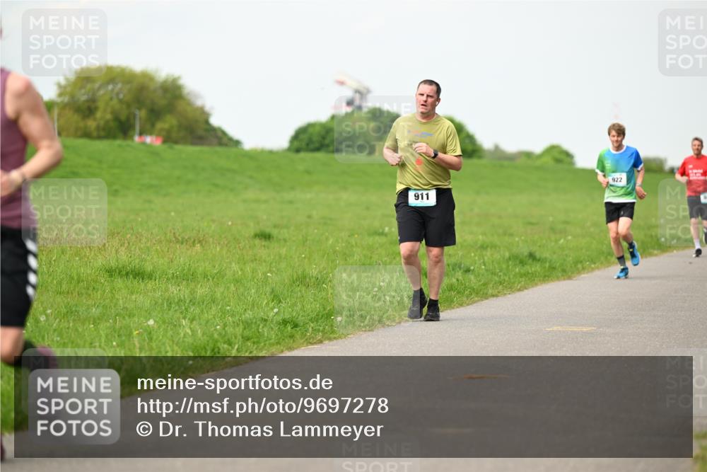 10.05.2026 - 8. Wedeler Halbmarathon Dr. Thomas Lammeyer http://msf.ph/oto/9697278 10.05.2026 11:28:35 Laufen 911, 922 meine-sportfotos.de