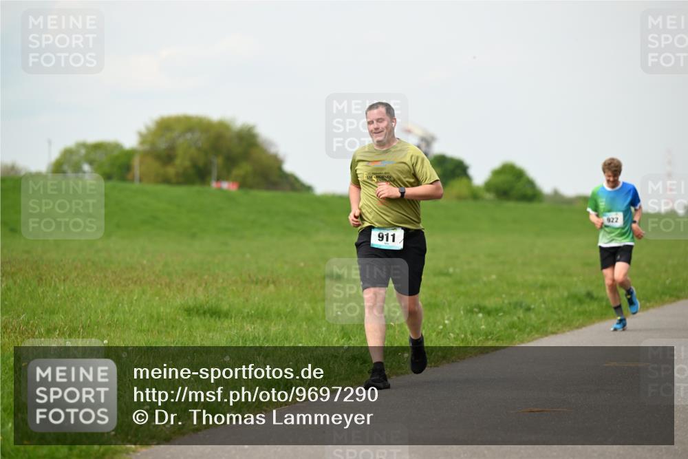 10.05.2026 - 8. Wedeler Halbmarathon Dr. Thomas Lammeyer http://msf.ph/oto/9697290 10.05.2026 11:28:37 Laufen 911, 922 meine-sportfotos.de