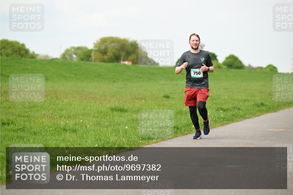 10.05.2026 - 8. Wedeler Halbmarathon Dr. Thomas Lammeyer http://msf.ph/oto/9697382 10.05.2026 11:28:59 Laufen 750 meine-sportfotos.de