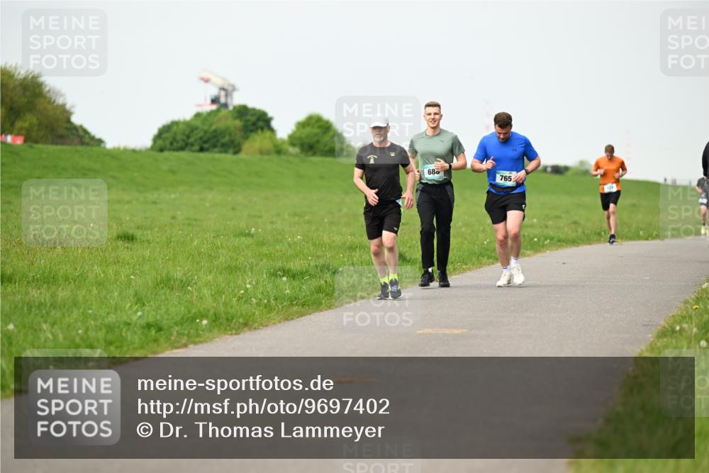 10.05.2026 - 8. Wedeler Halbmarathon Dr. Thomas Lammeyer http://msf.ph/oto/9697402 10.05.2026 11:29:06 Laufen 680, 765 meine-sportfotos.de