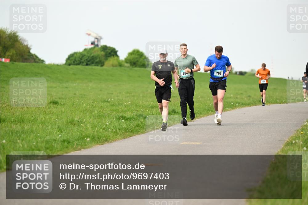 10.05.2026 - 8. Wedeler Halbmarathon Dr. Thomas Lammeyer http://msf.ph/oto/9697403 10.05.2026 11:29:06 Laufen 680, 765 meine-sportfotos.de