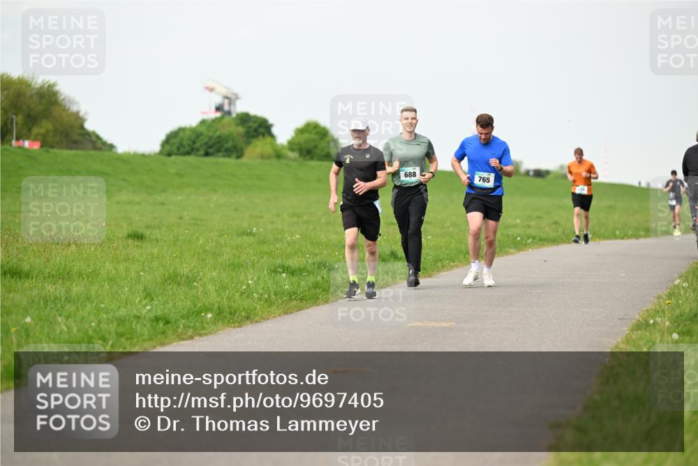 10.05.2026 - 8. Wedeler Halbmarathon Dr. Thomas Lammeyer http://msf.ph/oto/9697405 10.05.2026 11:29:07 Laufen 688, 765 meine-sportfotos.de