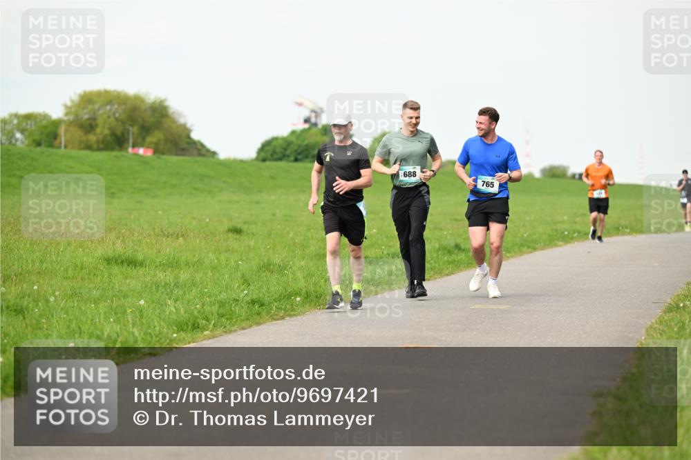 10.05.2026 - 8. Wedeler Halbmarathon Dr. Thomas Lammeyer http://msf.ph/oto/9697421 10.05.2026 11:29:09 Laufen 688, 765 meine-sportfotos.de