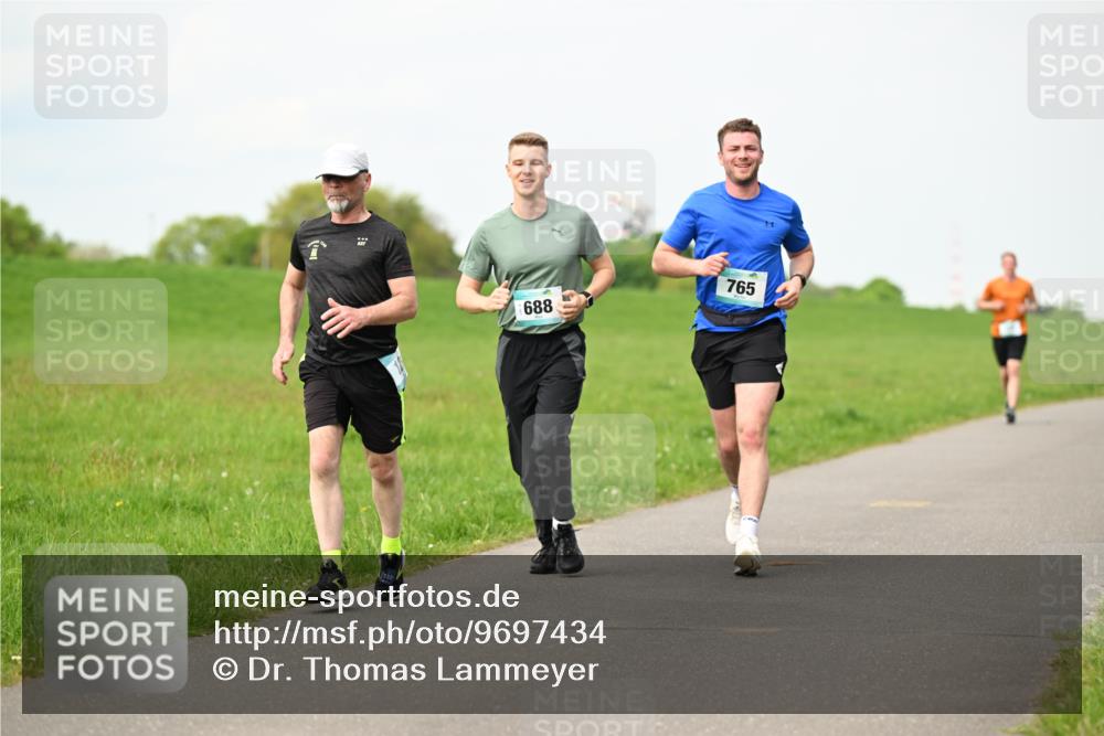 10.05.2026 - 8. Wedeler Halbmarathon Dr. Thomas Lammeyer http://msf.ph/oto/9697434 10.05.2026 11:29:12 Laufen 688, 765 meine-sportfotos.de