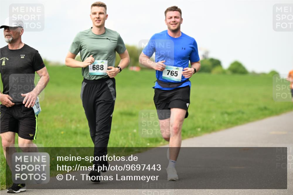 10.05.2026 - 8. Wedeler Halbmarathon Dr. Thomas Lammeyer http://msf.ph/oto/9697443 10.05.2026 11:29:13 Laufen 688, 765 meine-sportfotos.de