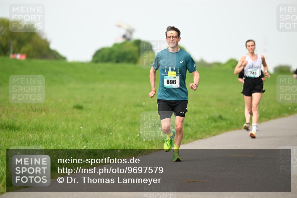 10.05.2026 - 8. Wedeler Halbmarathon Dr. Thomas Lammeyer http://msf.ph/oto/9697579 10.05.2026 11:29:50 Laufen 025, 696, 745 meine-sportfotos.de
