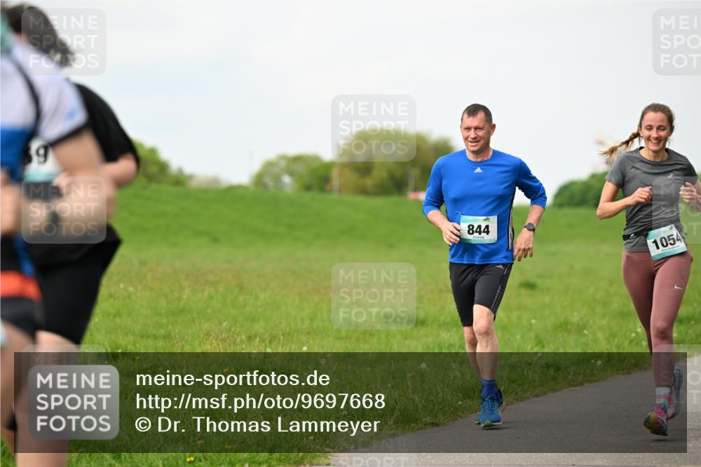 10.05.2026 - 8. Wedeler Halbmarathon Dr. Thomas Lammeyer http://msf.ph/oto/9697668 10.05.2026 11:30:07 Laufen 844, 1054 meine-sportfotos.de