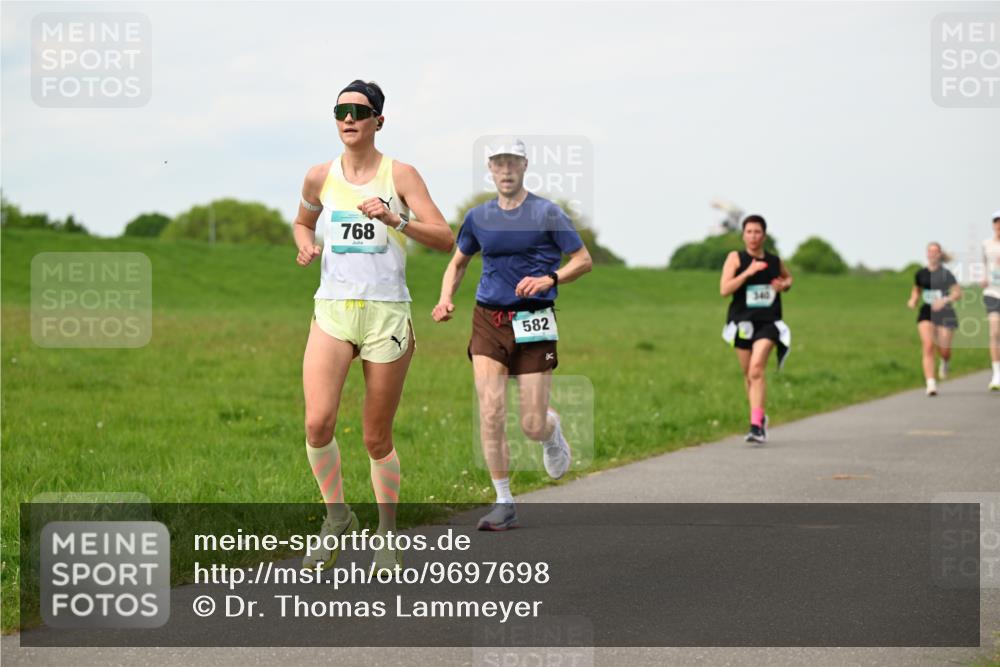 10.05.2026 - 8. Wedeler Halbmarathon Dr. Thomas Lammeyer http://msf.ph/oto/9697698 10.05.2026 11:30:13 Laufen 768, 607, 582, 340 meine-sportfotos.de