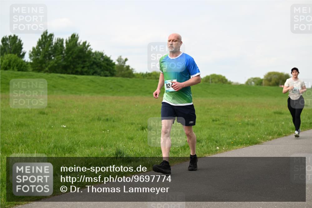10.05.2026 - 8. Wedeler Halbmarathon Dr. Thomas Lammeyer http://msf.ph/oto/9697774 10.05.2026 11:30:27 Laufen 924, 957 meine-sportfotos.de