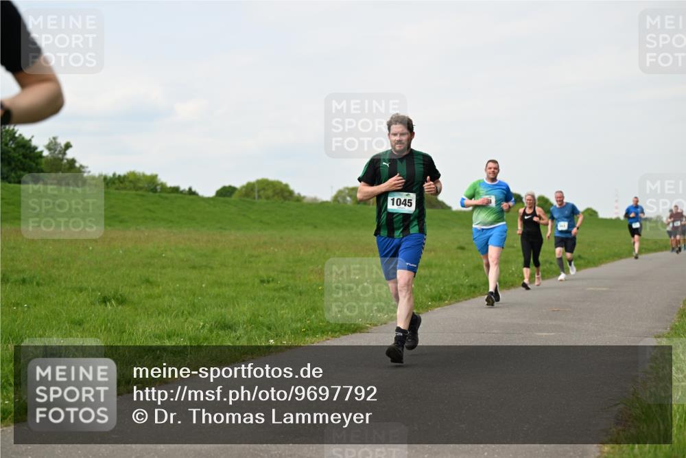 10.05.2026 - 8. Wedeler Halbmarathon Dr. Thomas Lammeyer http://msf.ph/oto/9697792 10.05.2026 11:30:31 Laufen 1045 meine-sportfotos.de