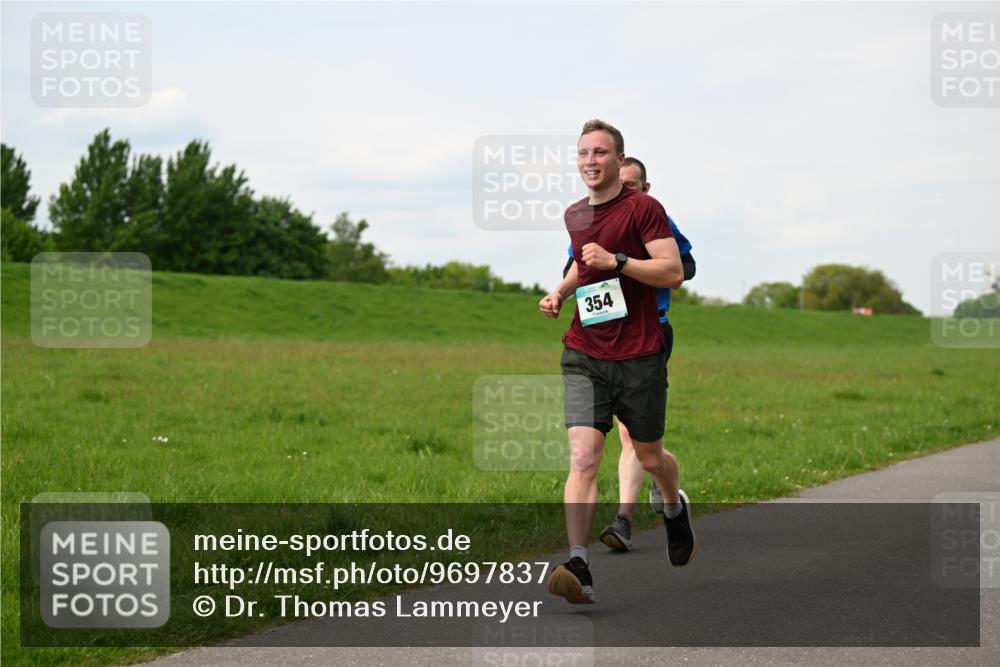 10.05.2026 - 8. Wedeler Halbmarathon Dr. Thomas Lammeyer http://msf.ph/oto/9697837 10.05.2026 11:30:43 Laufen 354 meine-sportfotos.de