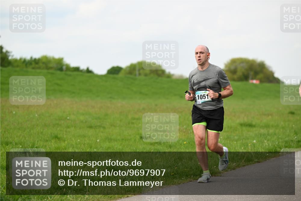 10.05.2026 - 8. Wedeler Halbmarathon Dr. Thomas Lammeyer http://msf.ph/oto/9697907 10.05.2026 11:30:57 Laufen 1051 meine-sportfotos.de