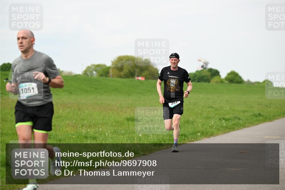 10.05.2026 - 8. Wedeler Halbmarathon Dr. Thomas Lammeyer http://msf.ph/oto/9697908 10.05.2026 11:30:57 Laufen 1051, 392 meine-sportfotos.de
