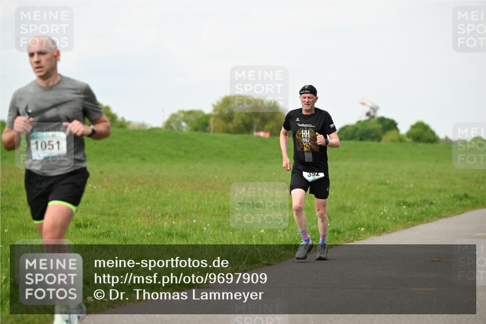 10.05.2026 - 8. Wedeler Halbmarathon Dr. Thomas Lammeyer http://msf.ph/oto/9697909 10.05.2026 11:30:58 Laufen 1051, 392 meine-sportfotos.de