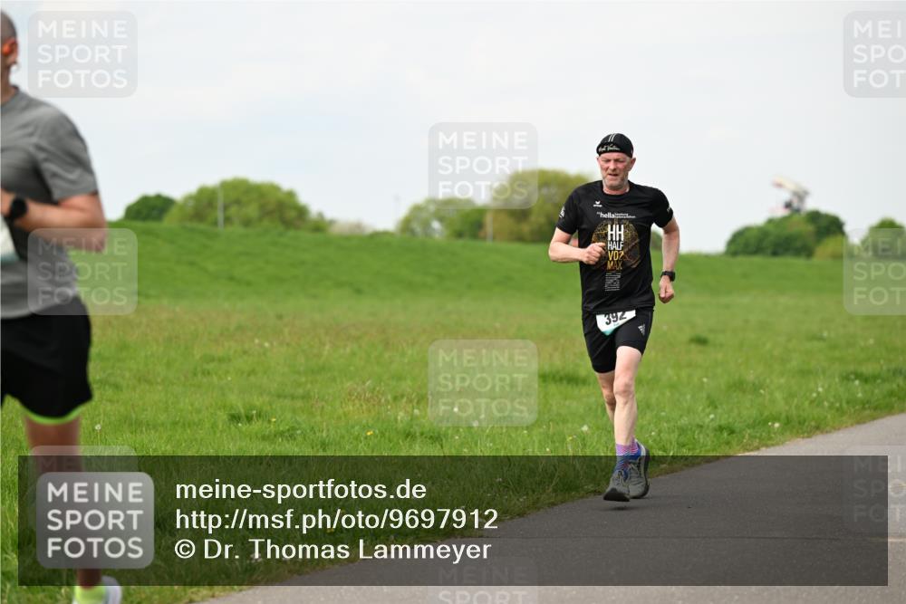 10.05.2026 - 8. Wedeler Halbmarathon Dr. Thomas Lammeyer http://msf.ph/oto/9697912 10.05.2026 11:30:58 Laufen 392 meine-sportfotos.de