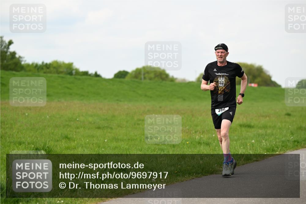 10.05.2026 - 8. Wedeler Halbmarathon Dr. Thomas Lammeyer http://msf.ph/oto/9697917 10.05.2026 11:30:59 Laufen 392 meine-sportfotos.de