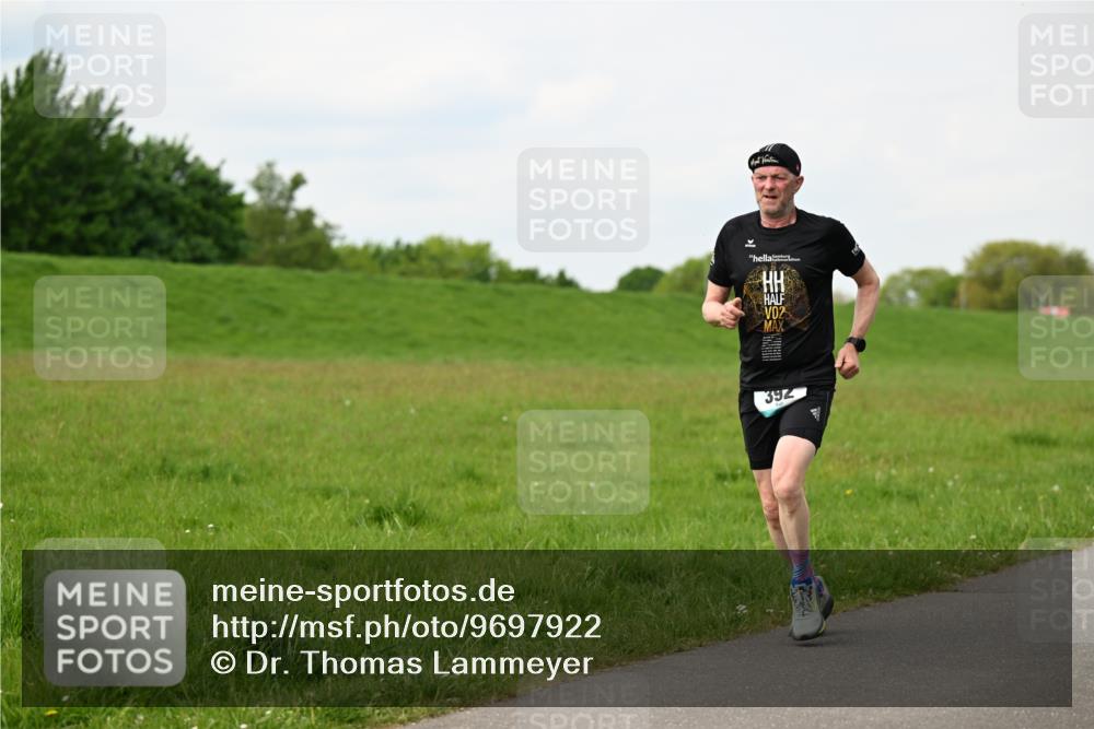 10.05.2026 - 8. Wedeler Halbmarathon Dr. Thomas Lammeyer http://msf.ph/oto/9697922 10.05.2026 11:30:59 Laufen 392 meine-sportfotos.de