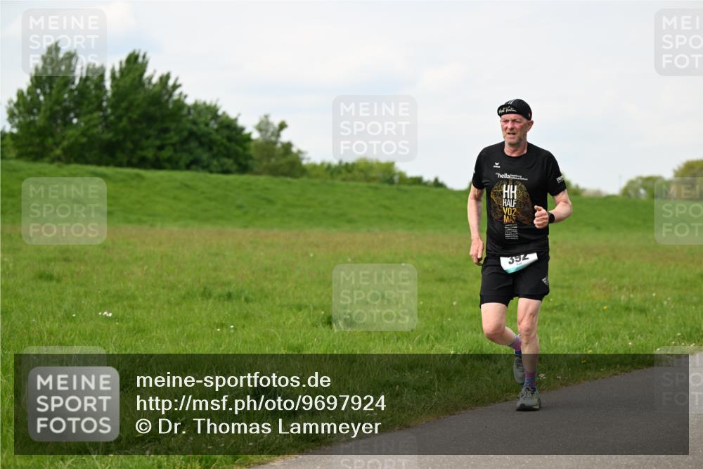 10.05.2026 - 8. Wedeler Halbmarathon Dr. Thomas Lammeyer http://msf.ph/oto/9697924 10.05.2026 11:31:00 Laufen 392 meine-sportfotos.de