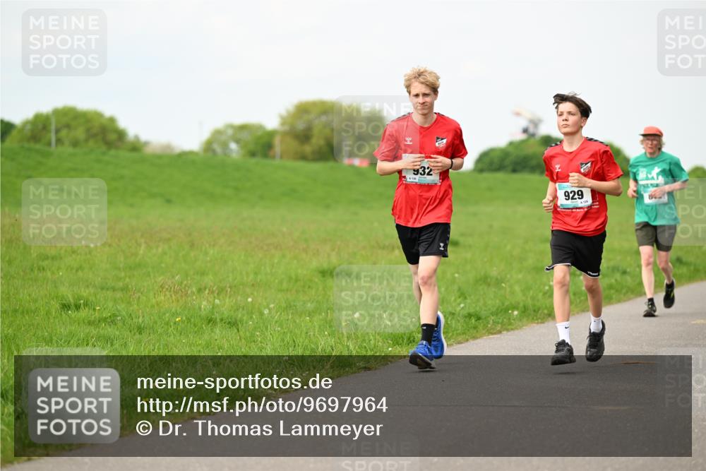 10.05.2026 - 8. Wedeler Halbmarathon Dr. Thomas Lammeyer http://msf.ph/oto/9697964 10.05.2026 11:31:15 Laufen 932, 130, 929 meine-sportfotos.de