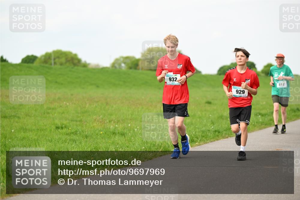 10.05.2026 - 8. Wedeler Halbmarathon Dr. Thomas Lammeyer http://msf.ph/oto/9697969 10.05.2026 11:31:15 Laufen 932, 130, 812, 929 meine-sportfotos.de