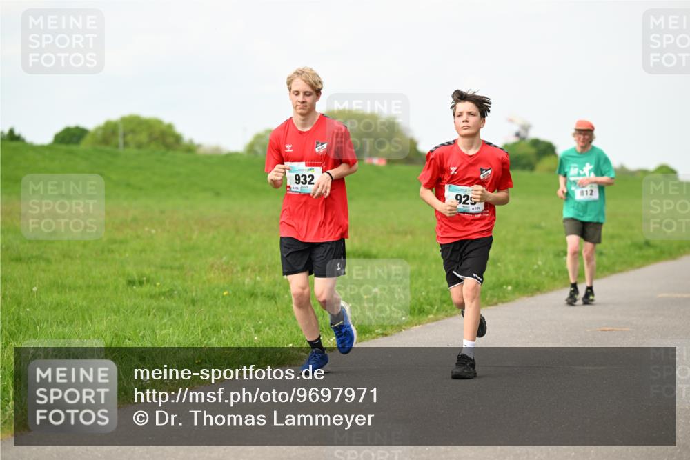10.05.2026 - 8. Wedeler Halbmarathon Dr. Thomas Lammeyer http://msf.ph/oto/9697971 10.05.2026 11:31:16 Laufen 932, 130, 812, 925 meine-sportfotos.de