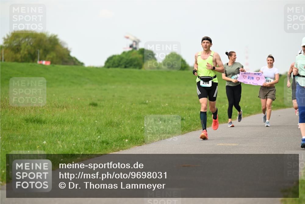 10.05.2026 - 8. Wedeler Halbmarathon Dr. Thomas Lammeyer http://msf.ph/oto/9698031 10.05.2026 11:31:28 Laufen 580, 581 meine-sportfotos.de