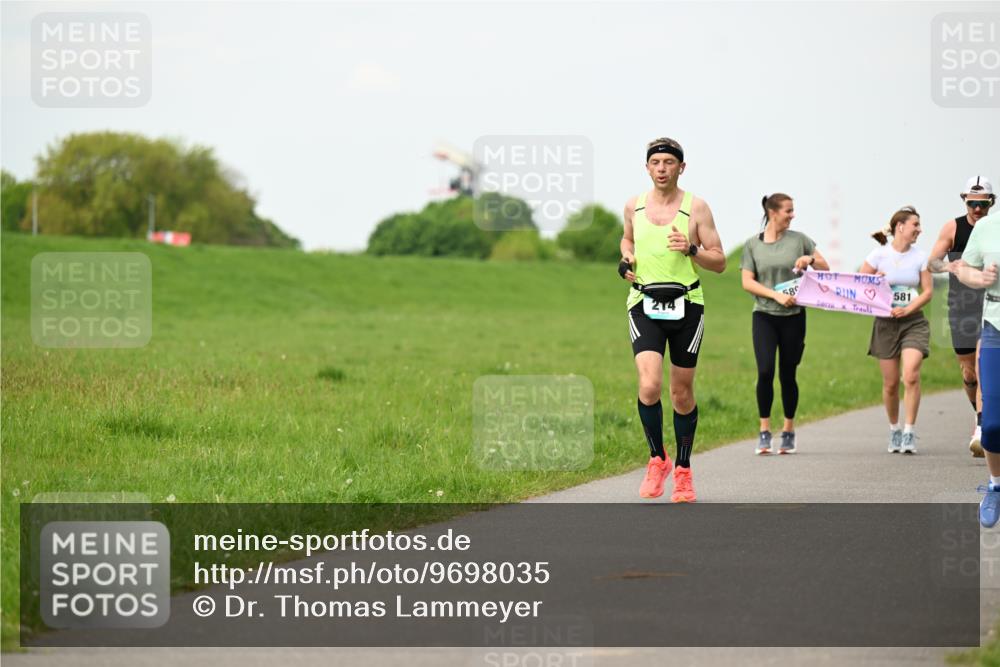 10.05.2026 - 8. Wedeler Halbmarathon Dr. Thomas Lammeyer http://msf.ph/oto/9698035 10.05.2026 11:31:29 Laufen 580, 581 meine-sportfotos.de