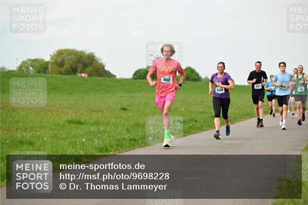 10.05.2026 - 8. Wedeler Halbmarathon Dr. Thomas Lammeyer http://msf.ph/oto/9698228 10.05.2026 11:32:13 Laufen 402, 221, 628, 2035, 585 meine-sportfotos.de