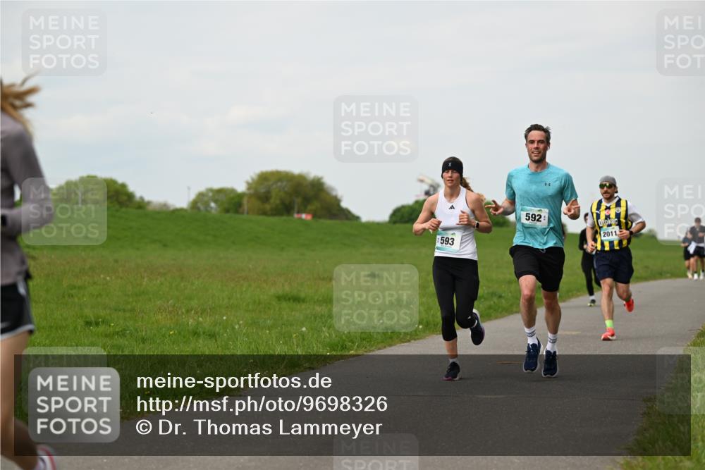 10.05.2026 - 8. Wedeler Halbmarathon Dr. Thomas Lammeyer http://msf.ph/oto/9698326 10.05.2026 11:32:30 Laufen 593, 592, 2011 meine-sportfotos.de