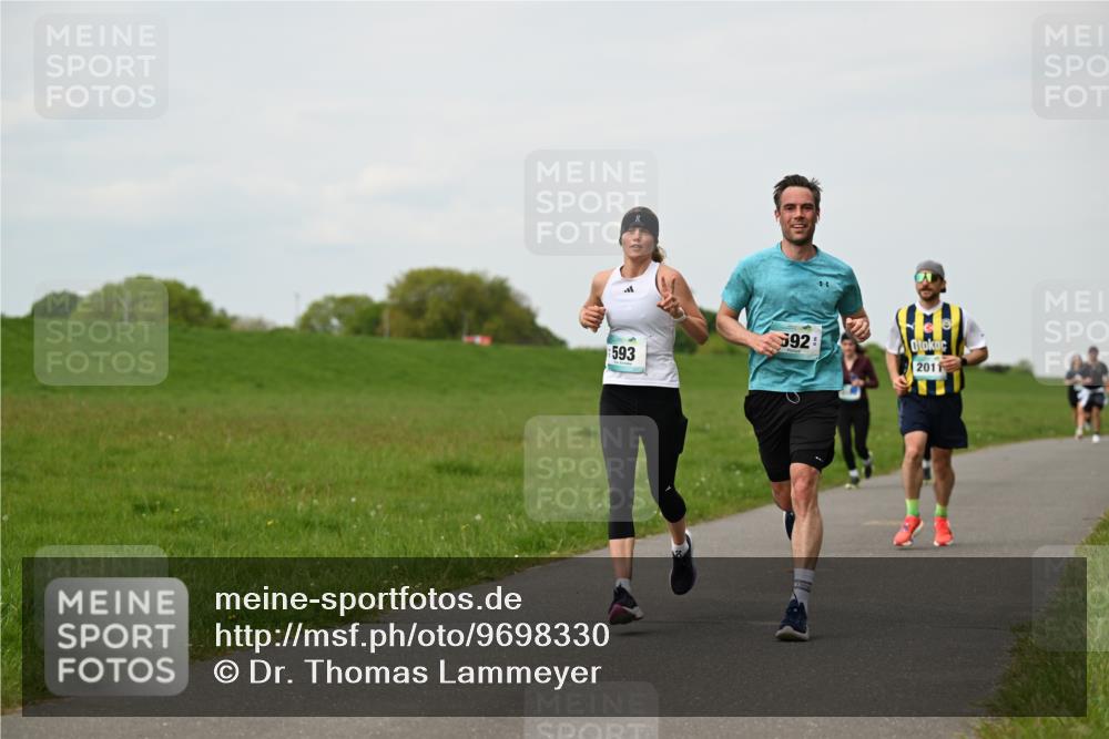 10.05.2026 - 8. Wedeler Halbmarathon Dr. Thomas Lammeyer http://msf.ph/oto/9698330 10.05.2026 11:32:30 Laufen 592, 593, 2011 meine-sportfotos.de