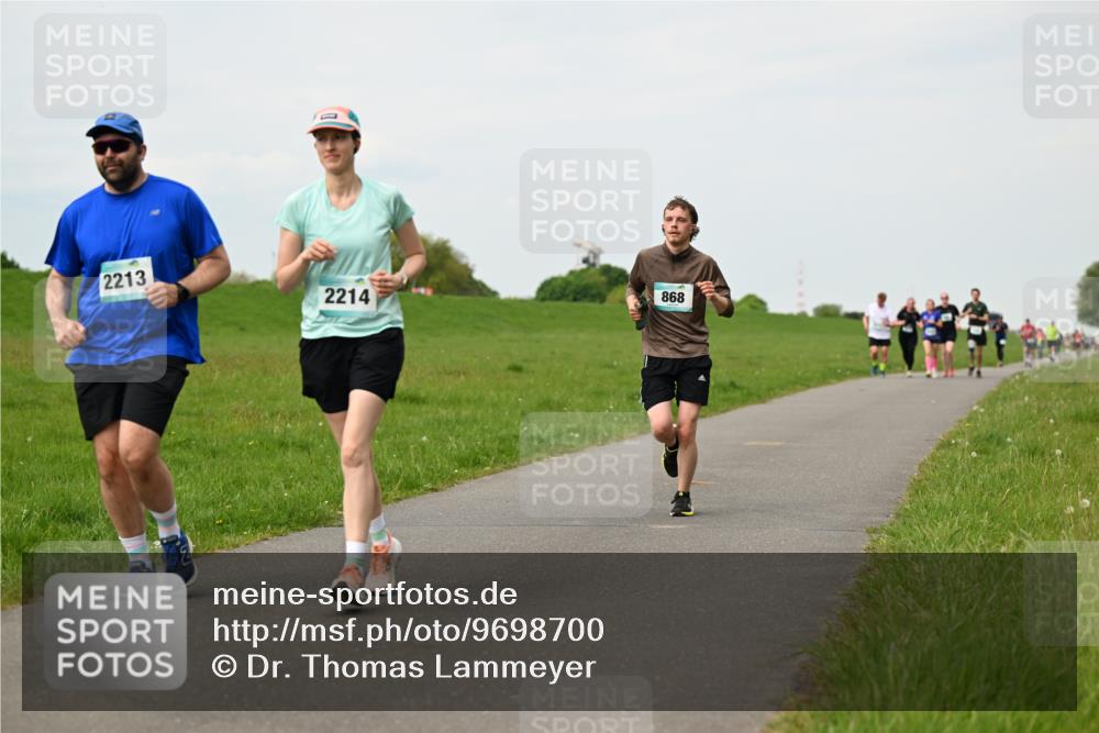 10.05.2026 - 8. Wedeler Halbmarathon Dr. Thomas Lammeyer http://msf.ph/oto/9698700 10.05.2026 11:33:58 Laufen 2213, 2214, 868 meine-sportfotos.de