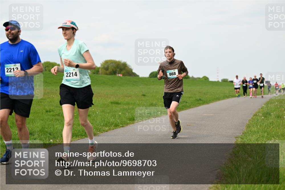 10.05.2026 - 8. Wedeler Halbmarathon Dr. Thomas Lammeyer http://msf.ph/oto/9698703 10.05.2026 11:33:59 Laufen 2212, 2214, 868 meine-sportfotos.de