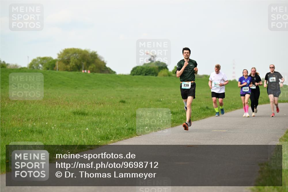 10.05.2026 - 8. Wedeler Halbmarathon Dr. Thomas Lammeyer http://msf.ph/oto/9698712 10.05.2026 11:34:07 Laufen 2033, 239, 2032, 460 meine-sportfotos.de