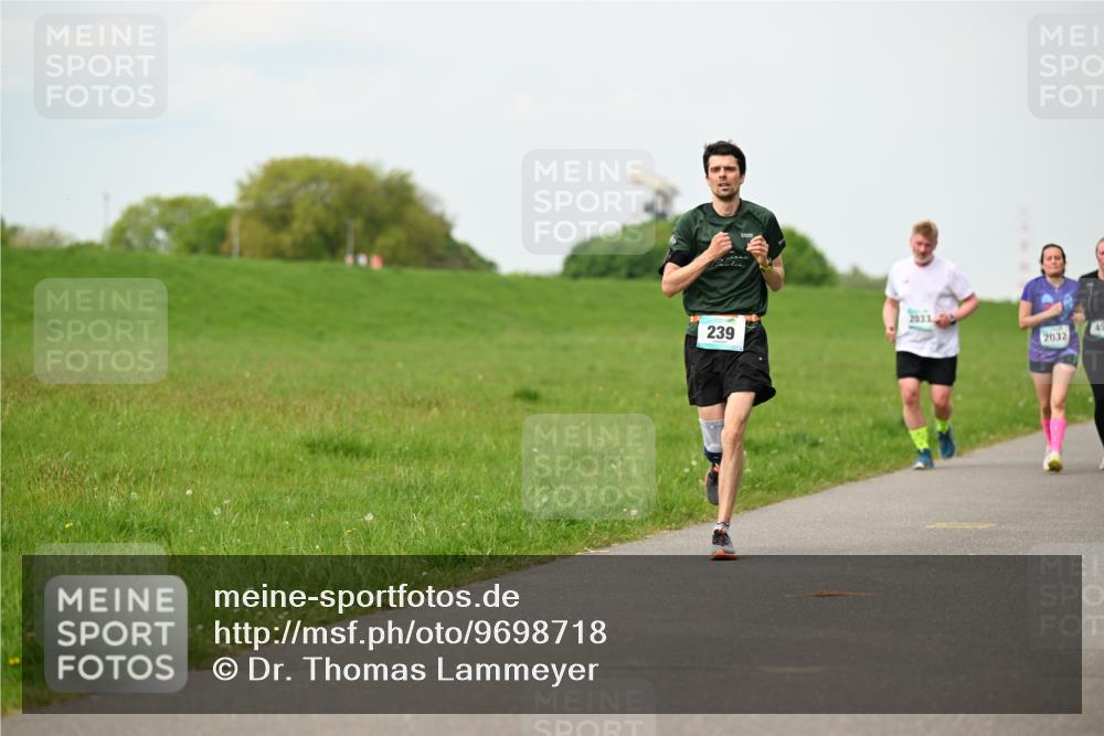10.05.2026 - 8. Wedeler Halbmarathon Dr. Thomas Lammeyer http://msf.ph/oto/9698718 10.05.2026 11:34:07 Laufen 239, 2031, 2032 meine-sportfotos.de