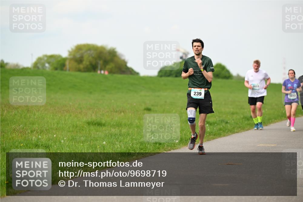 10.05.2026 - 8. Wedeler Halbmarathon Dr. Thomas Lammeyer http://msf.ph/oto/9698719 10.05.2026 11:34:07 Laufen 239, 2033, 2032 meine-sportfotos.de